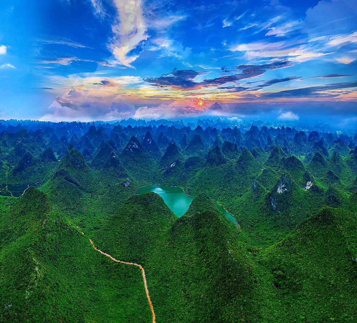 国防科技大学与十万大山