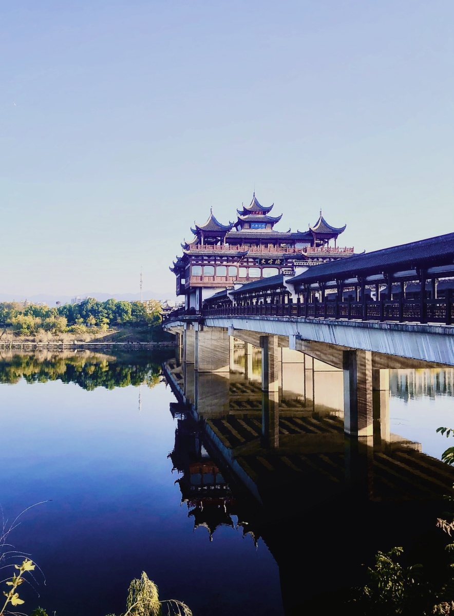 黄山文峰桥屯溪老街外通行和景观为一体的徽派廊桥