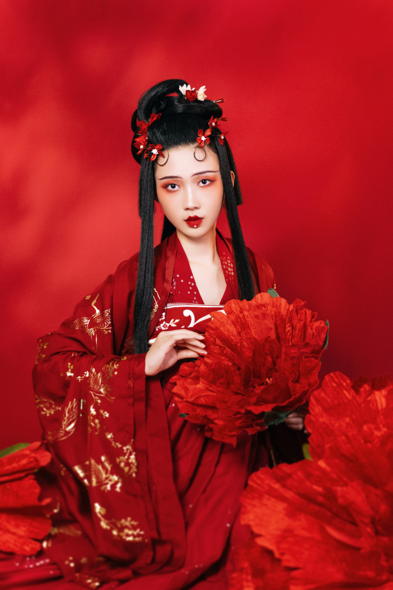 红色妖娆主题的汉服棚拍喜欢吗?