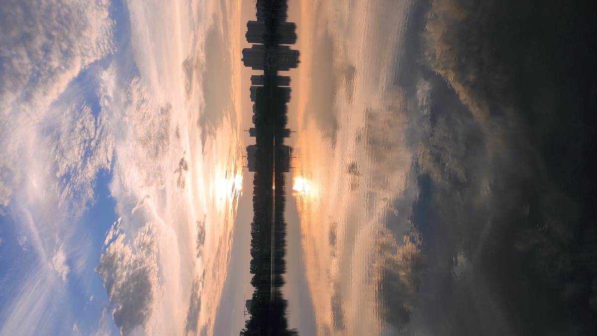 晚上六点与九点同一个地方一个五彩斑斓一个平平静静