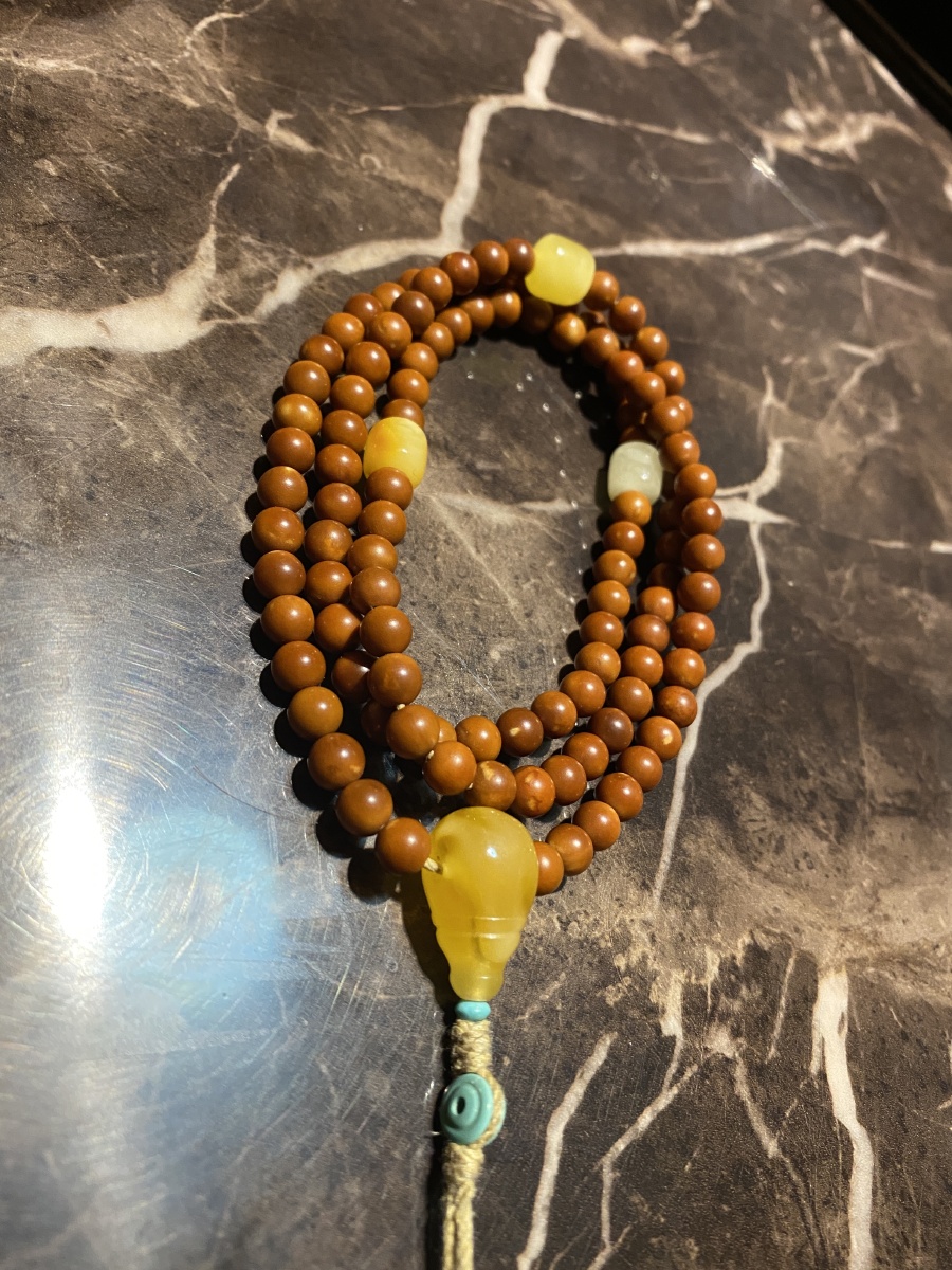 现有核尖手中盘自己盘玩的手串,主体为橄榄核尖,配饰是蜜蜡和松石!