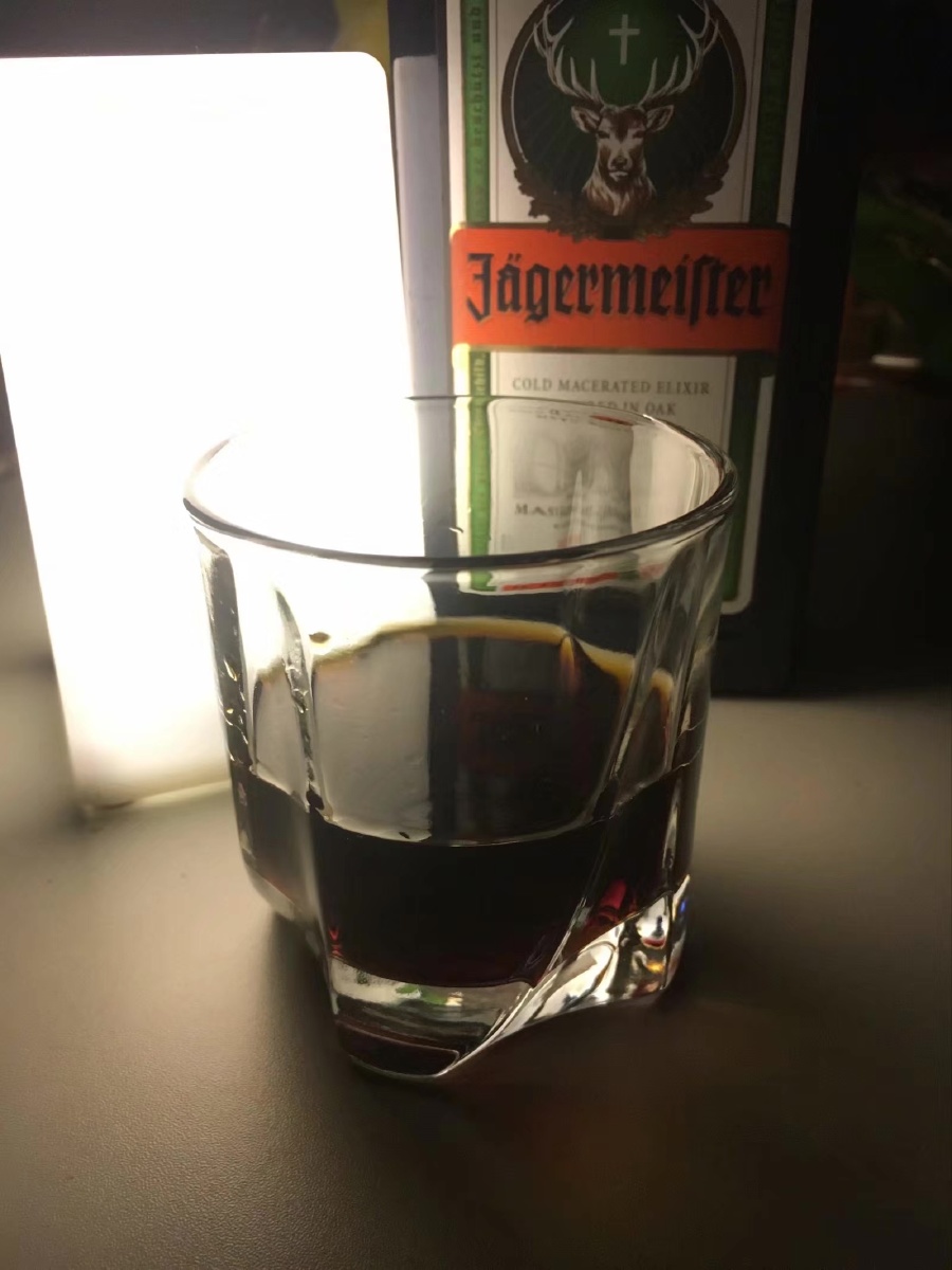 有的时候真的什么话都说不出来只想来一杯酒一根香烟来驱散所有