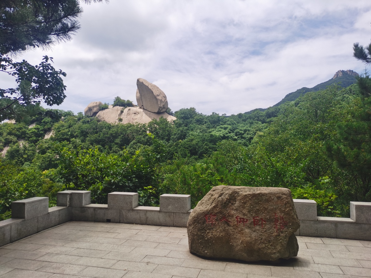 伟人卧像飞来石