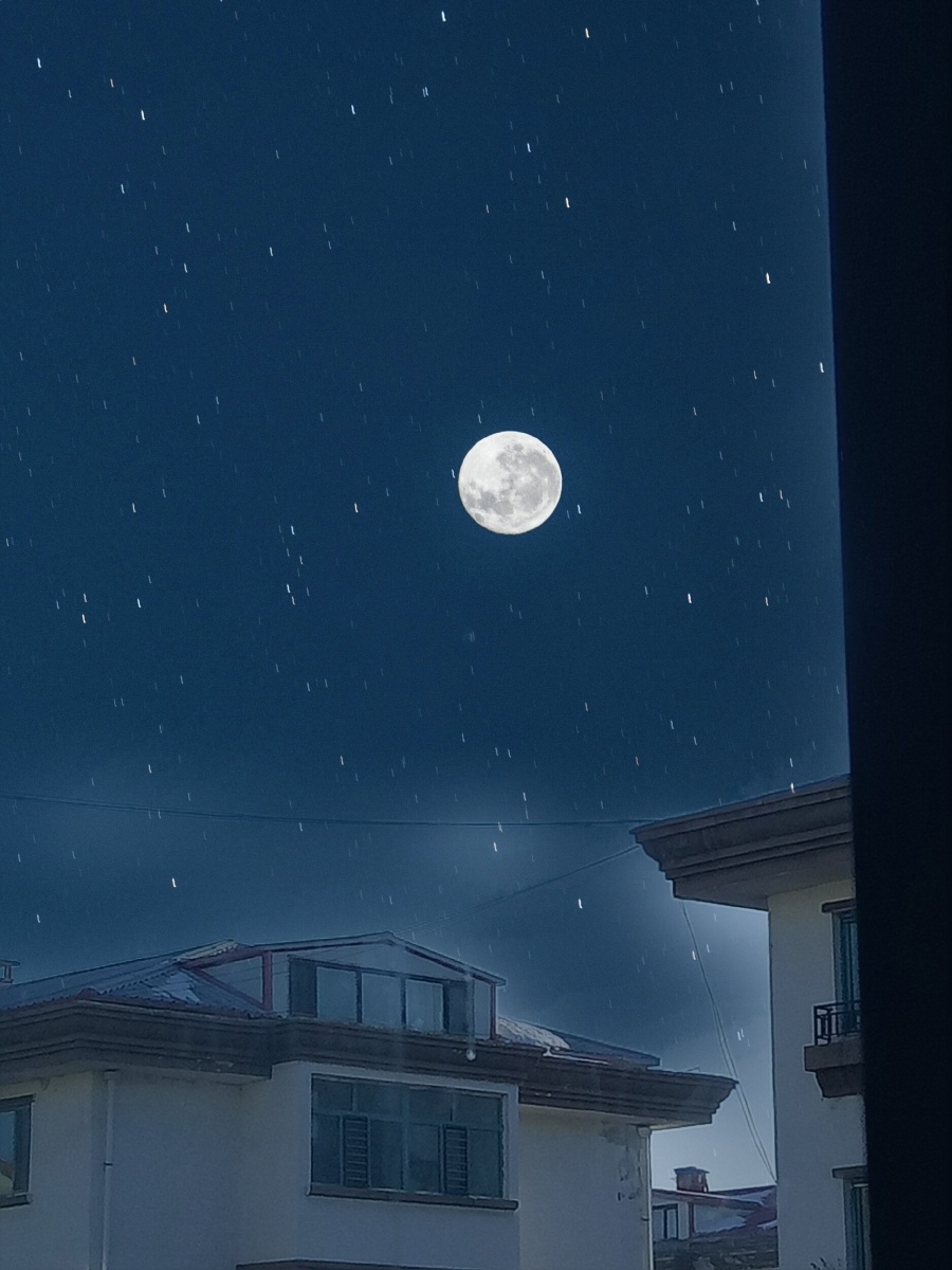 人间最闲适之事莫过于坐在阳台上看远方的夜空