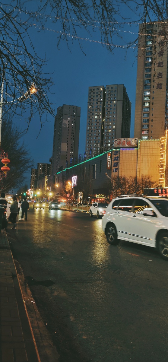 晚上城市中的景色,有种喧嚣中的宁静 - 你是我的海王星 - 图虫