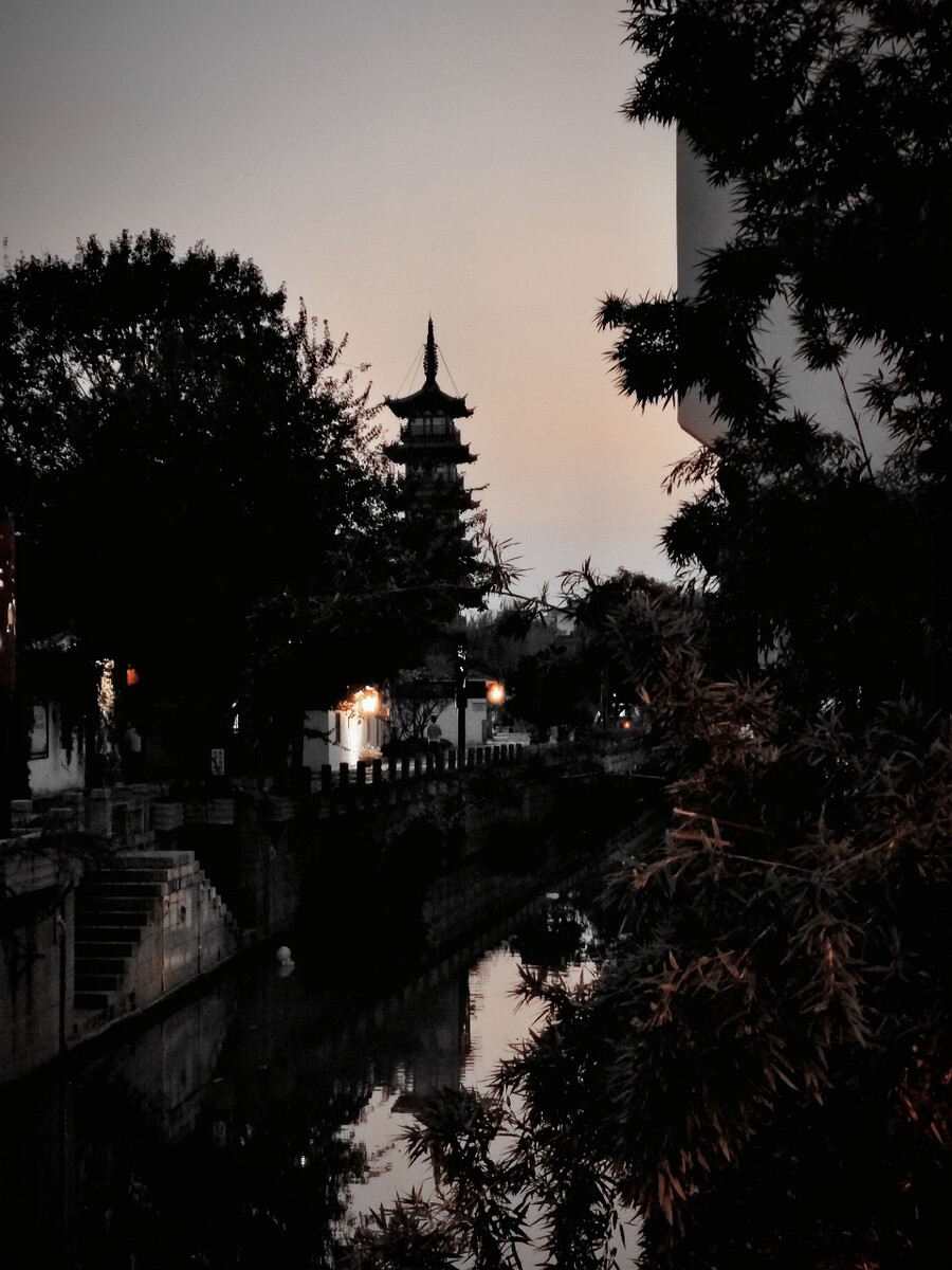 黑夜来临前还是很清楚的看到那座塔