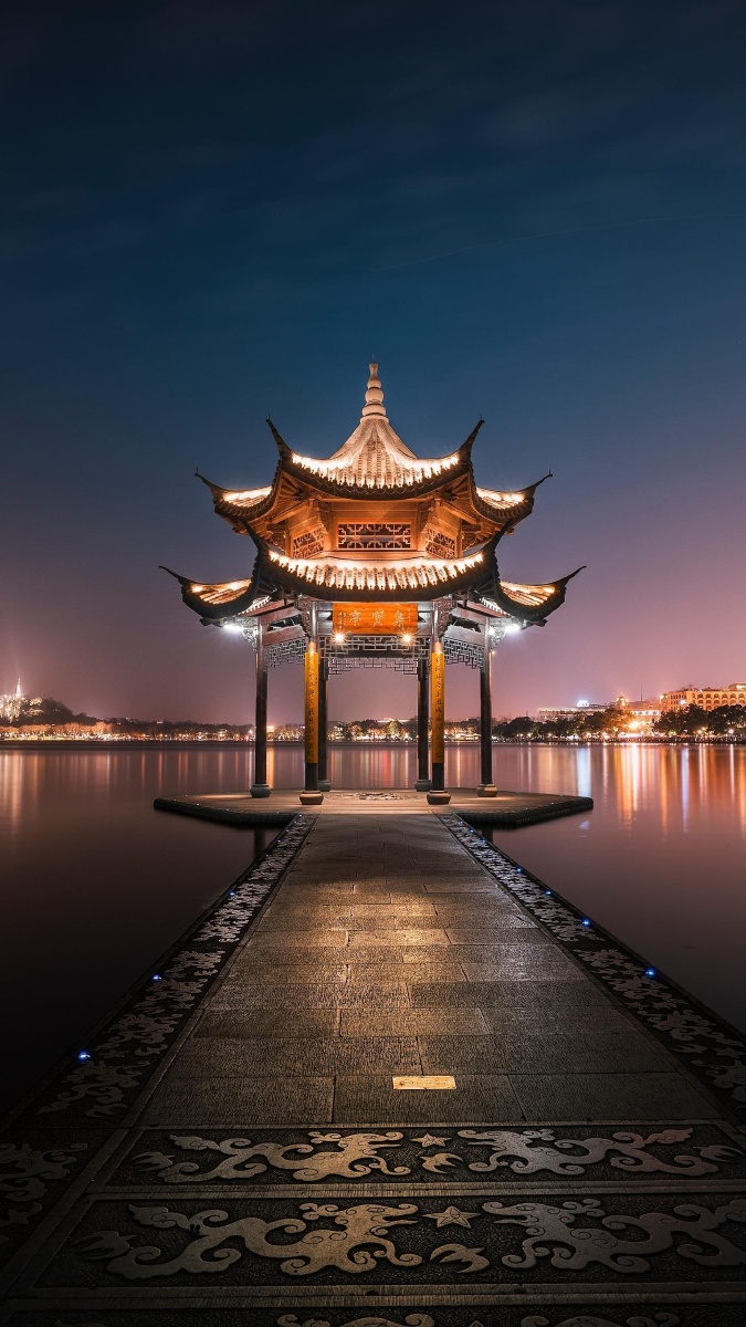 西湖的亭台楼阁