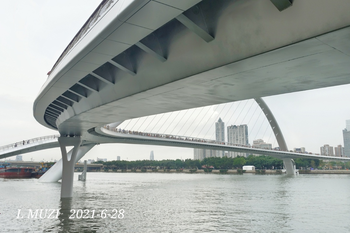 广州第一个跨江人行桥被定名为"海心桥",与隔壁的"海心沙"呼应