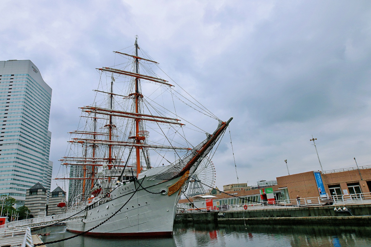 如今,造访者可参观当年曾活跃于海上的帆船日本丸的船舱