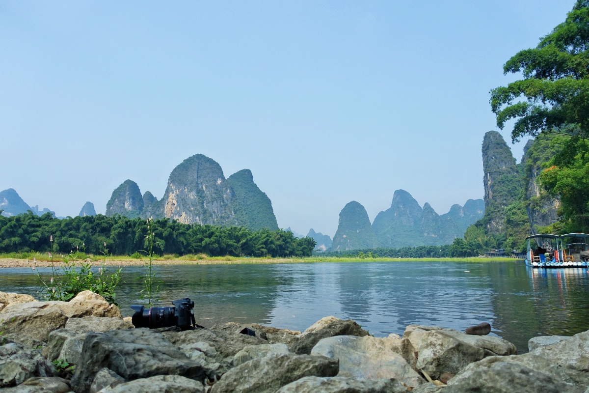 兴坪漓江璀璨的明珠世界著名的漓江蜿蜒流于该镇西南部境内江段长达20