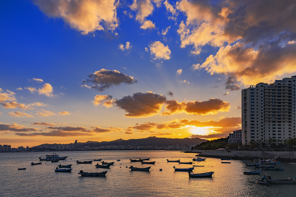 渔舟唱晚暮色笼罩下的威海海源公园合庆码头