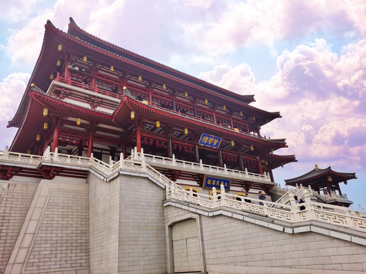 晚霞笼罩下的西安大唐芙蓉园紫云楼