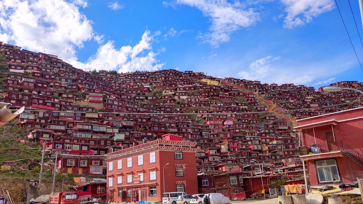 亚洲中国高原地区成都色达风景建筑佛学院红房子僧人寺庙风光