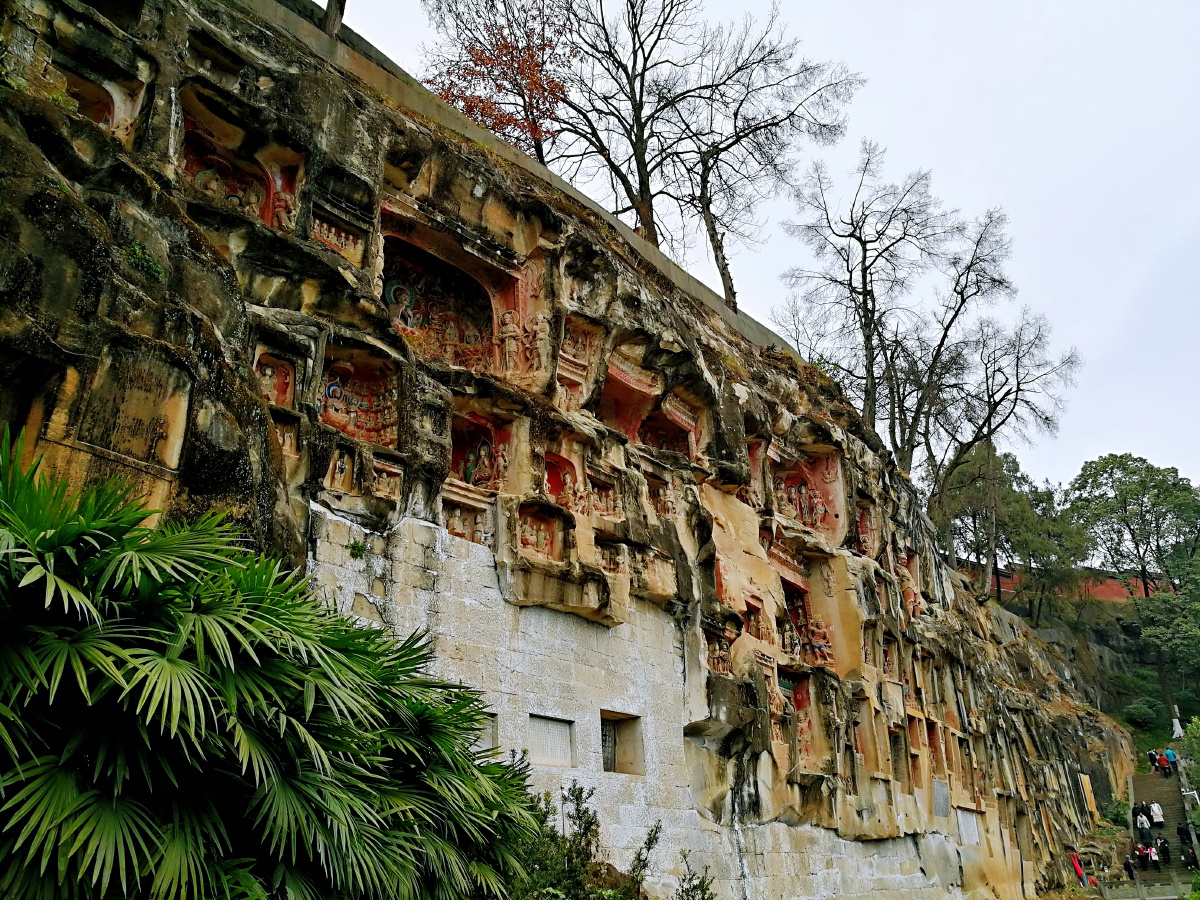 南龛石窟,即巴中南龛摩崖造像,简称南龛石窟,或称南龛坡,位于巴城南一
