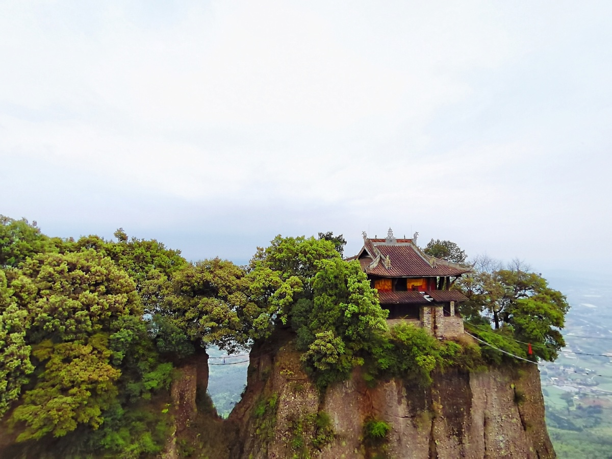 窦团山奇观铁索飞渡