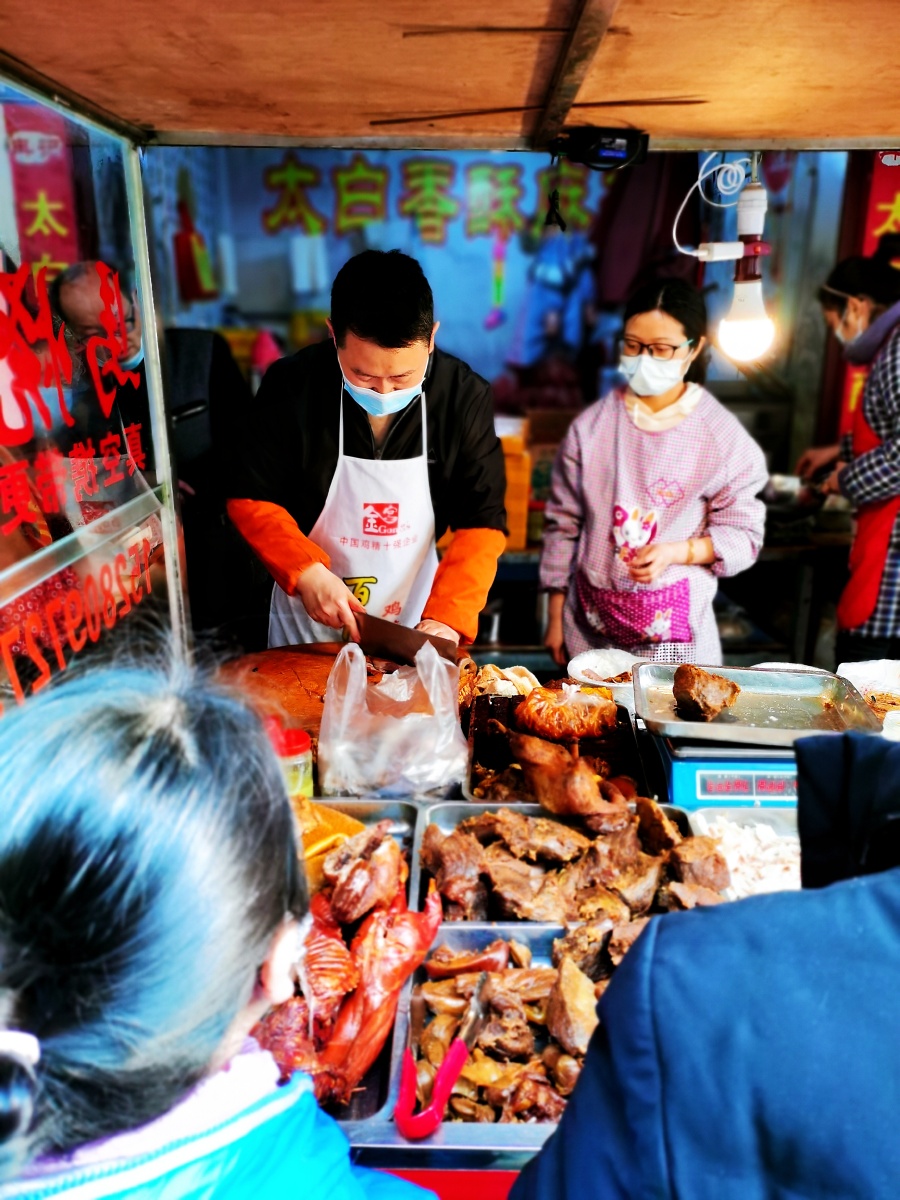 年三十的熟食摊,忙碌而有序,一个字,忙.过年了. - 无敌龙的爸爸 - 图
