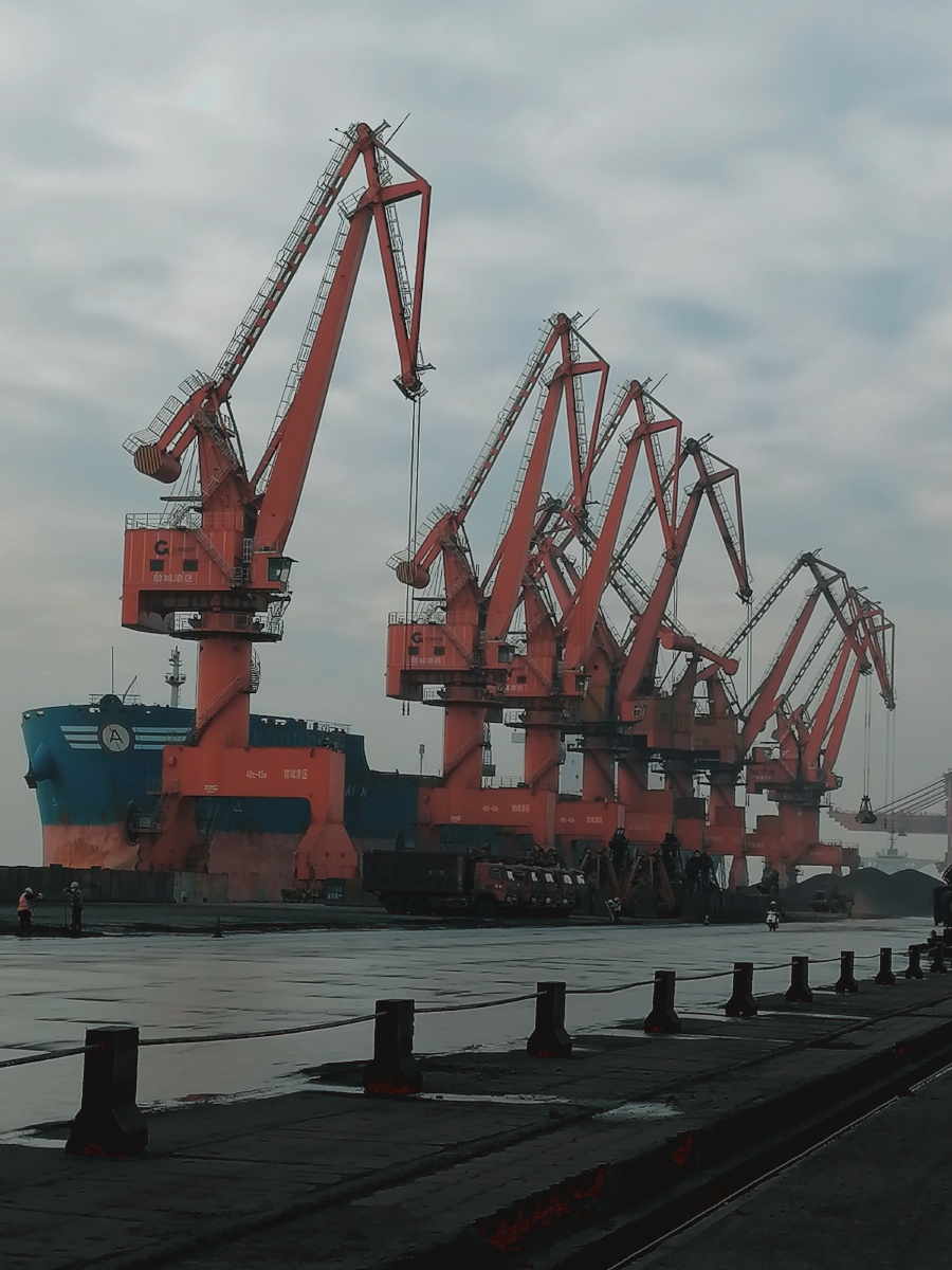 烟雨迷雾中的防城港码头,西部出口大通道,这是一个即将腾飞的地方