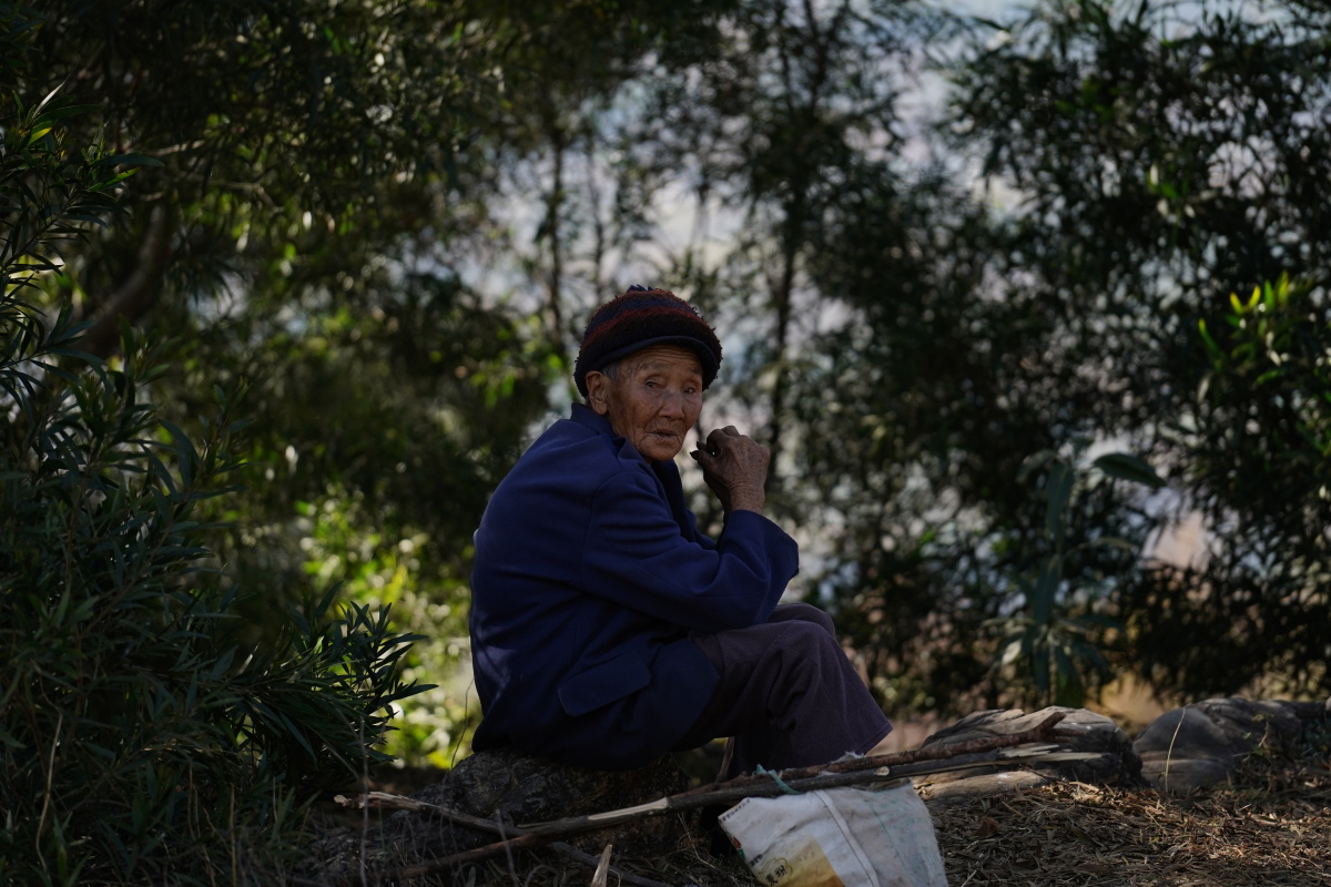 一位年过半百的老人饱经风霜的脸上布满岁月留下的痕迹两只深陷的眼睛