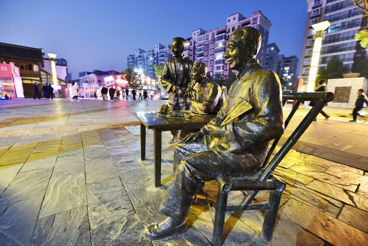湖南常德傍晚的大小河街街景雕塑