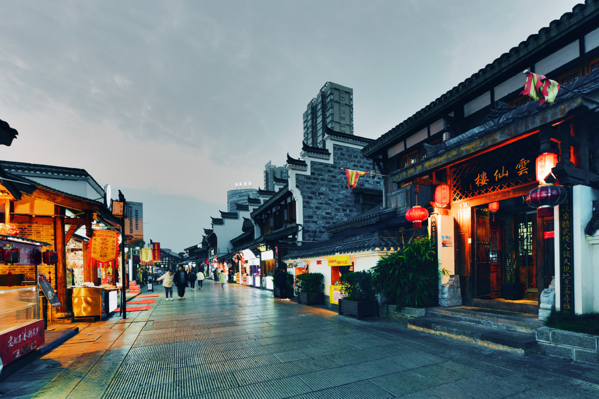湖南省常德柳叶湖风景区大小河街黄昏街景