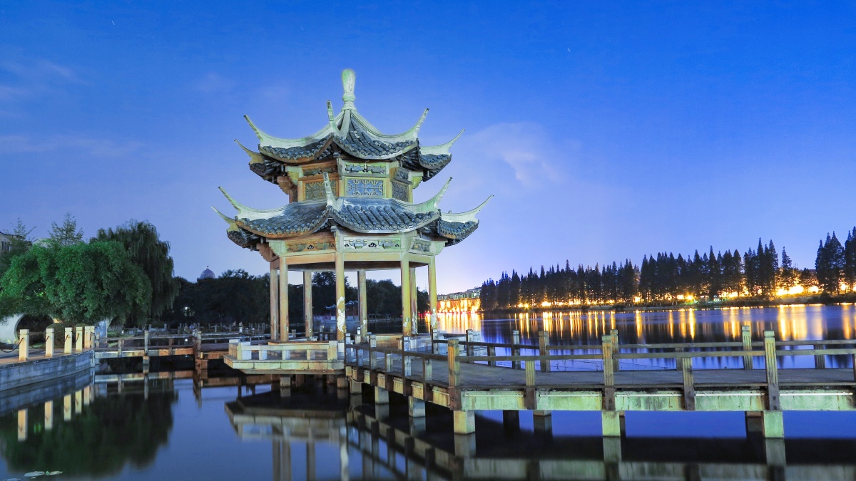 晴朗夏日夜晚宁静的湖北襄阳古城护城河边的凉亭