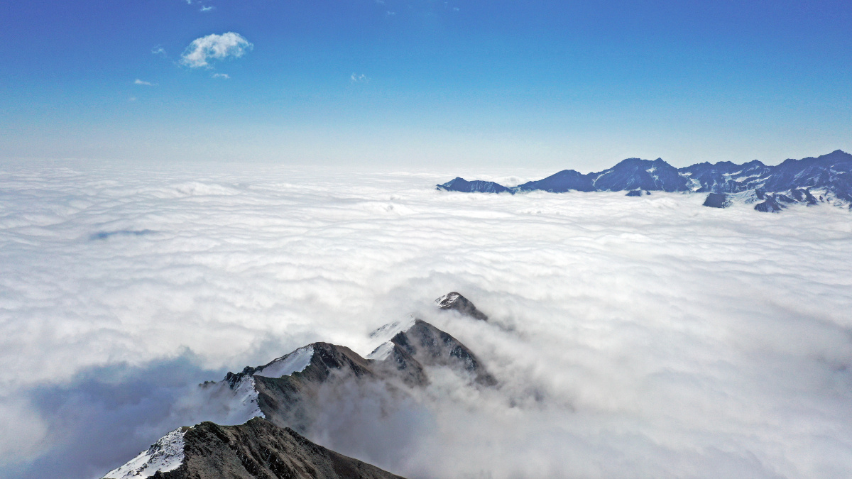 巴朗山云海把飞机飞到5000米的高空拍下的壮丽云海