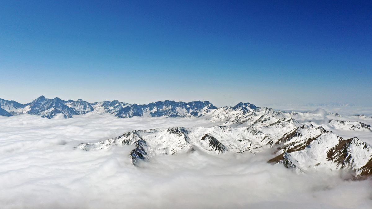 巴朗山云海把飞机飞到5000米的高空拍下的壮丽云海