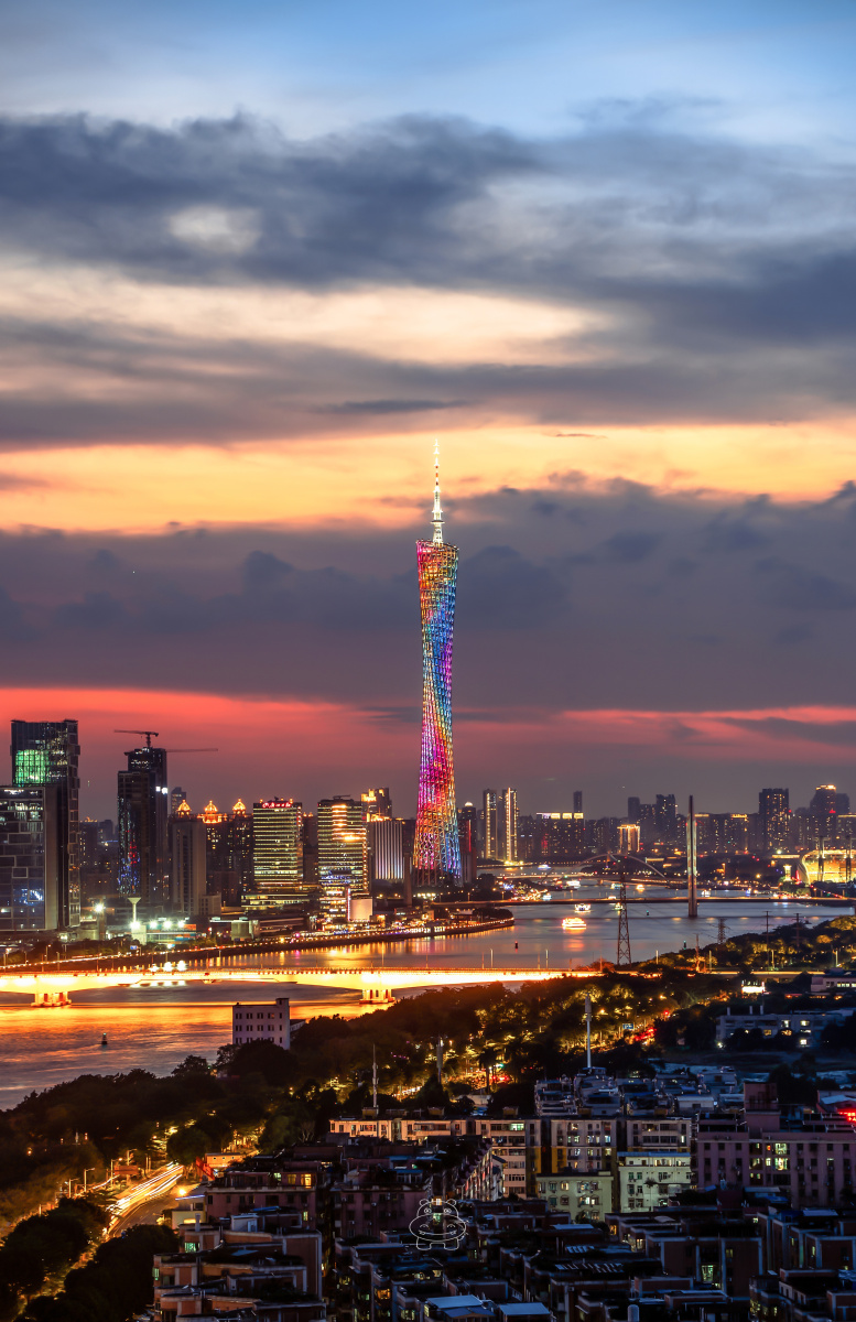 黄昏日落蓝调的七彩广州塔