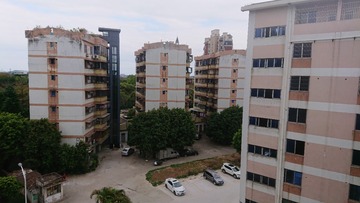 984477