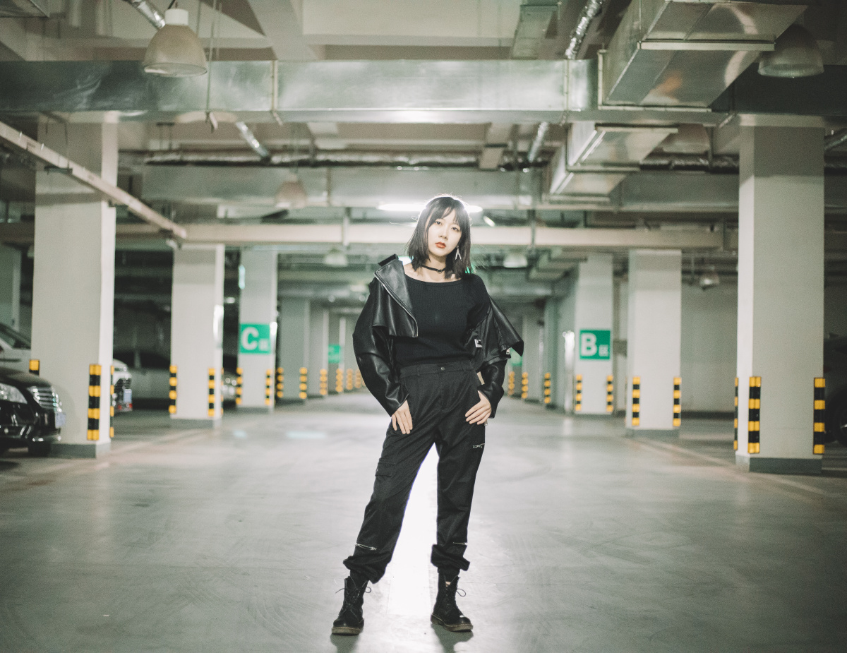 第一次人像摄影约了一个漂亮酷酷的女同学请大佬们指教