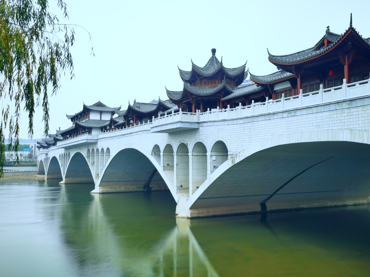 现代技艺下的古老建筑风格古桥廊桥