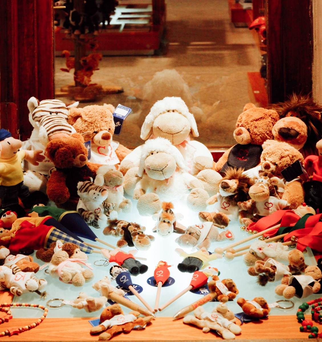 夜晚布拉格街头商店橱窗中的毛绒玩具