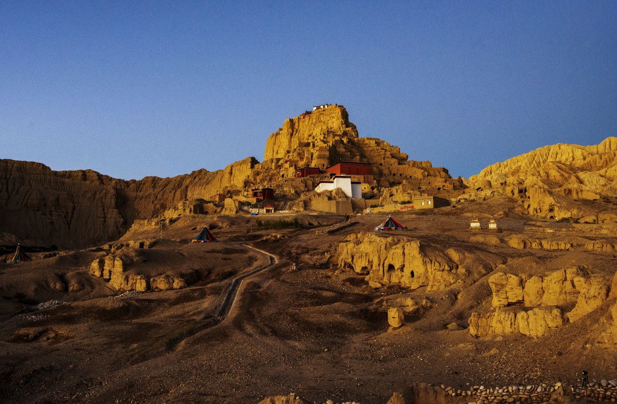 朝霞映照下的古格王朝遗址 位于阿里地区札达县境内,海拔3889米