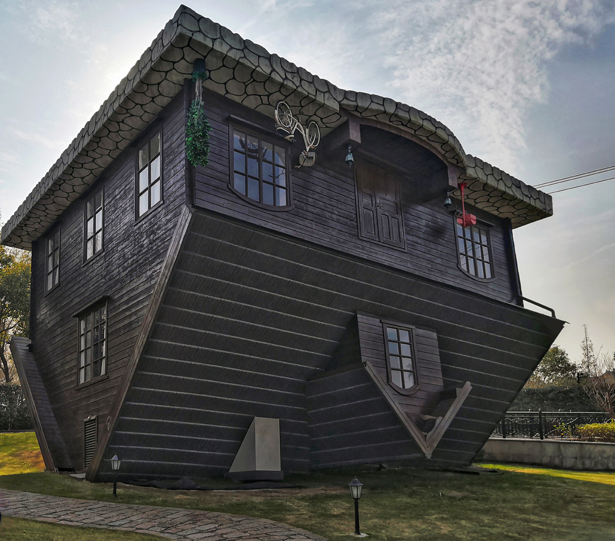 倒置屋上海金山区的中国农民画村附近是由波兰设计师建造的一种颠倒屋