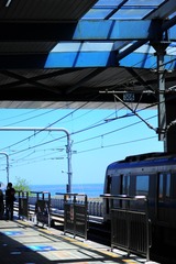561280