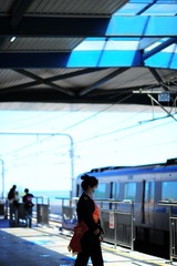 561281