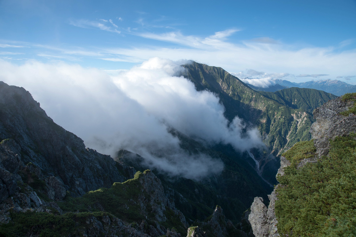 覆盖在山上的云