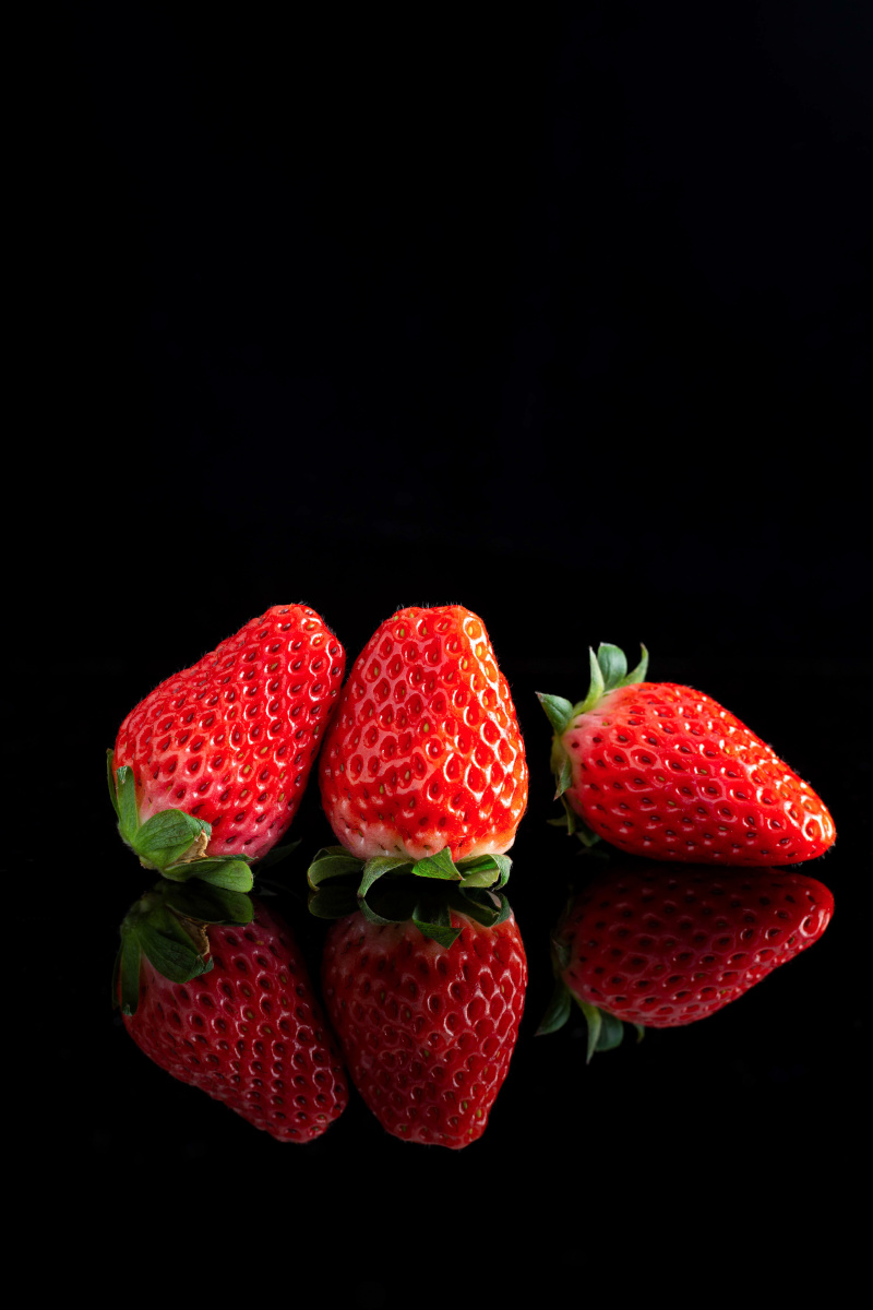 草莓黑底图