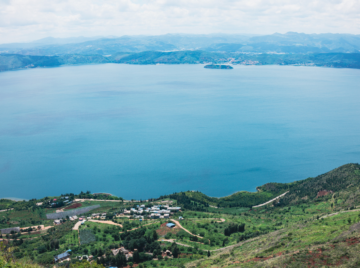 蓝海云南玉溪抚仙湖大黑山远眺