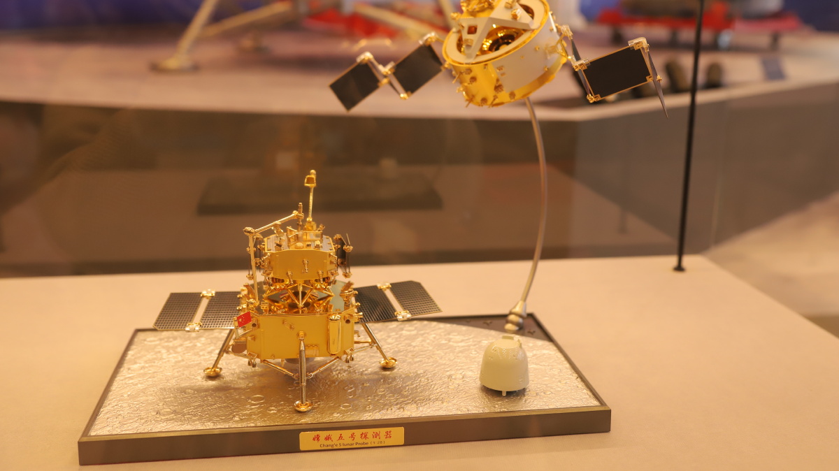 嫦娥五号月球样本1号国内首展,中国博物馆排长龙人潮攒动,全民见证