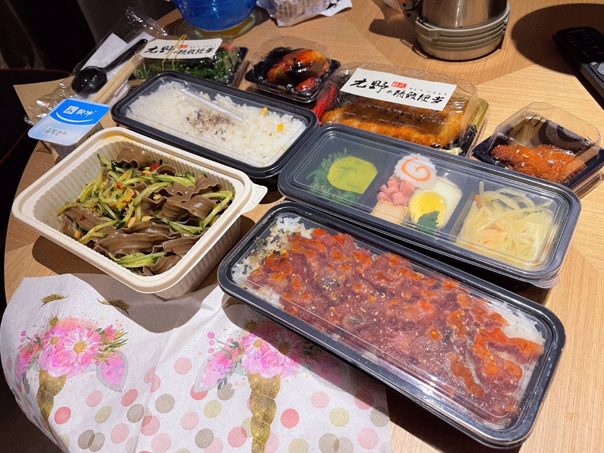 有时候在酒店点个外卖吃也是挺开心的