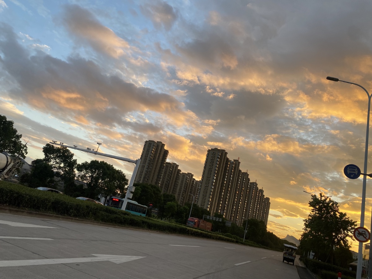 路边傍晚的景象