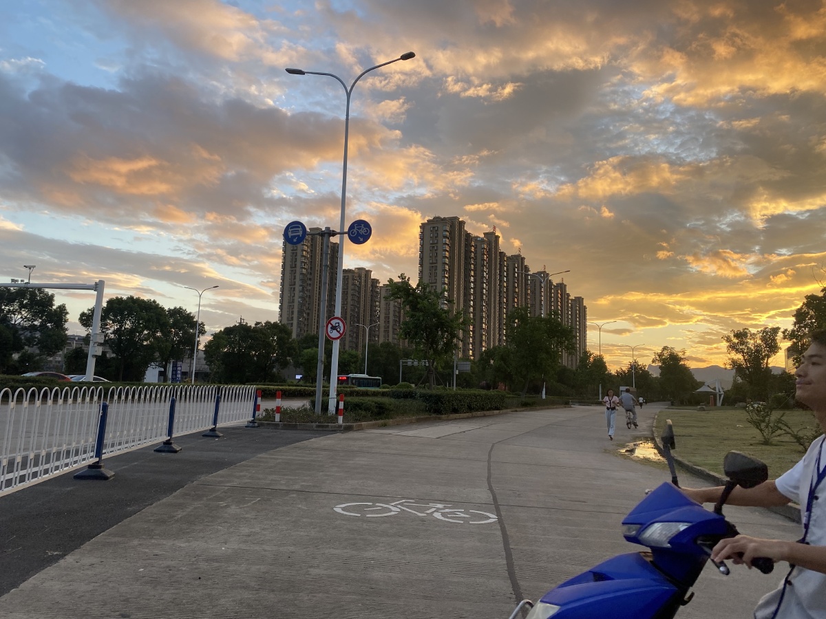 路边傍晚的景象