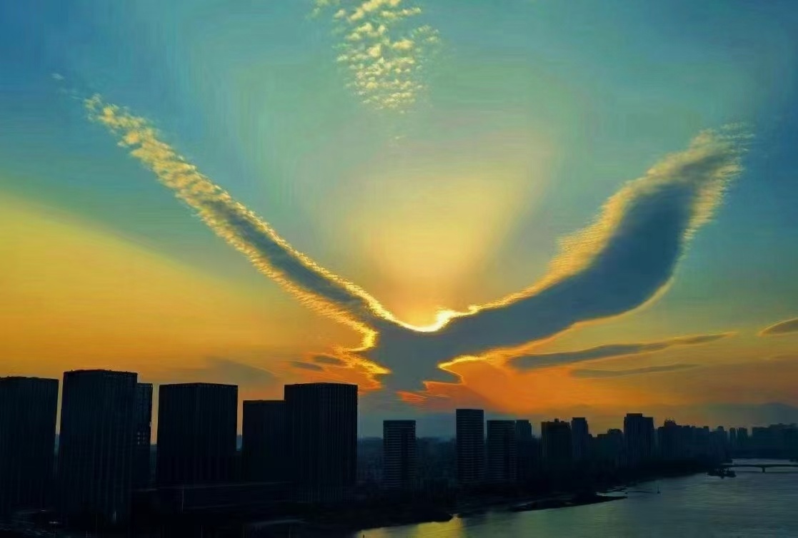 大鹏展翅天降祥瑞