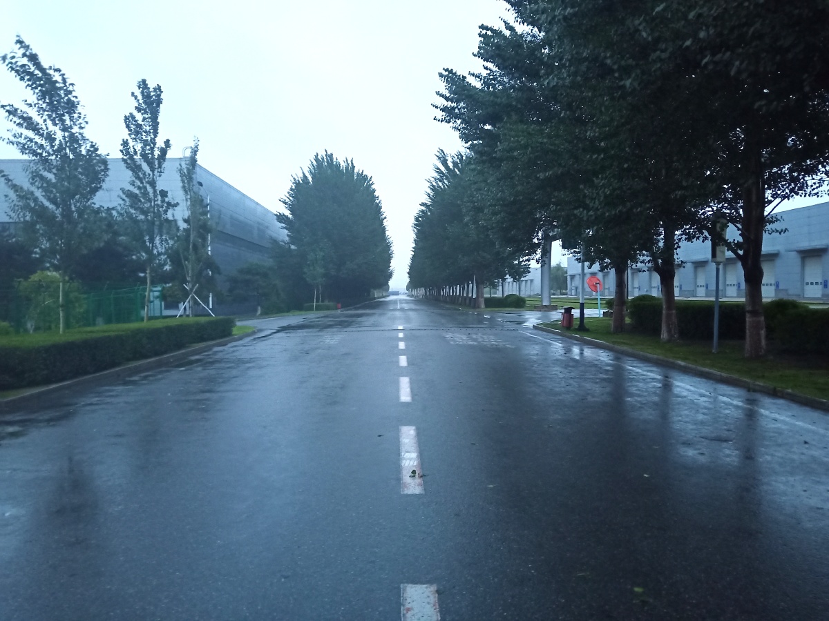 整洁干净的马路雨后更美