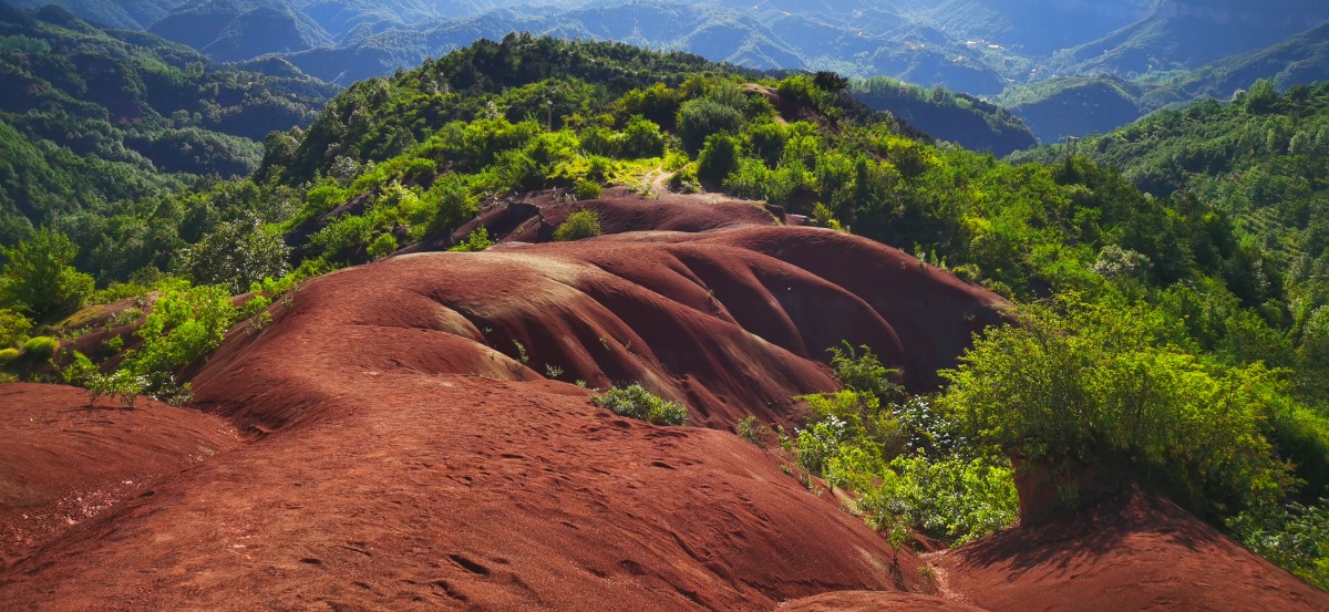 山西阳城圣王坪的红沙岭像一条红色腰带系在山腰