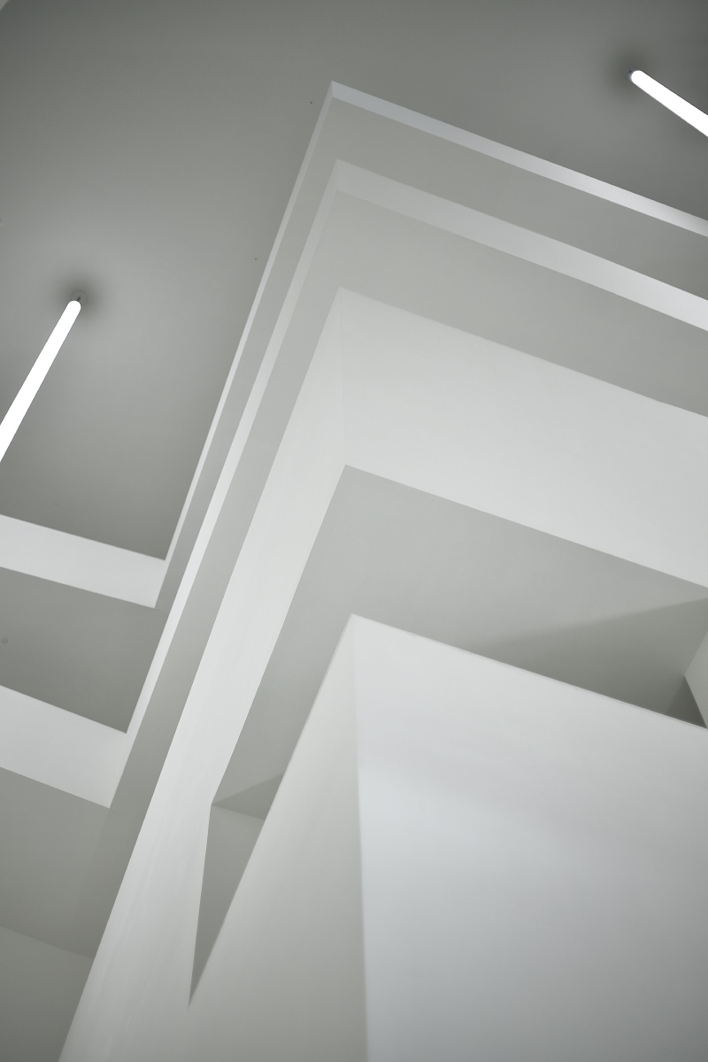 纯白色与光影的建筑艺术