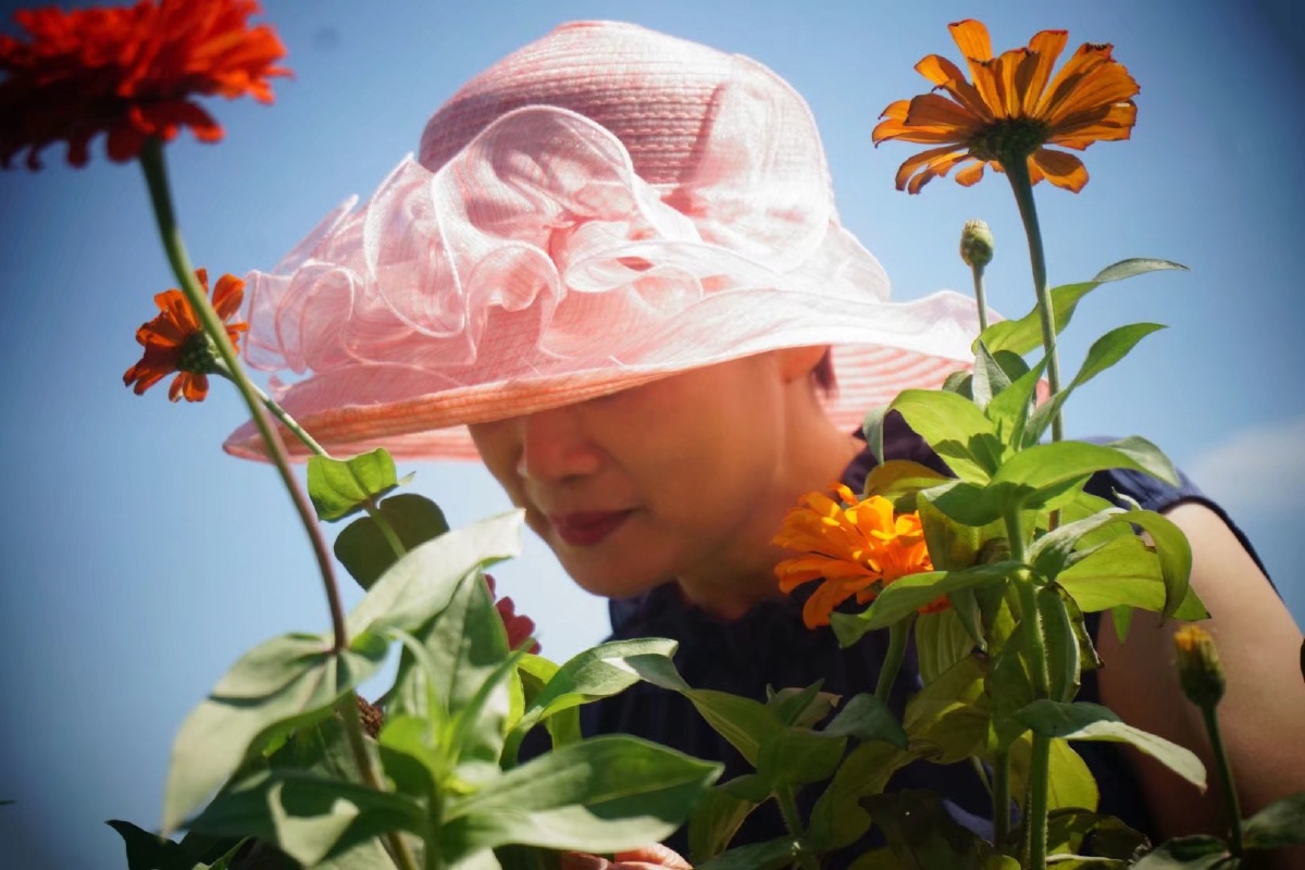 中国人一个人女性太阳帽赏花休闲