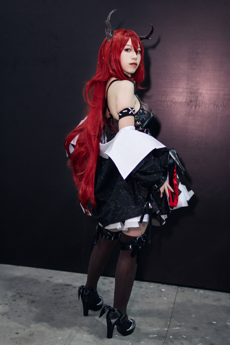 coser小越cos角色史尔特尔福州五一漫展人超多找了个黑色背景意外和