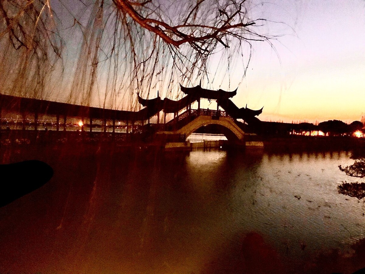 晚上的锦绣